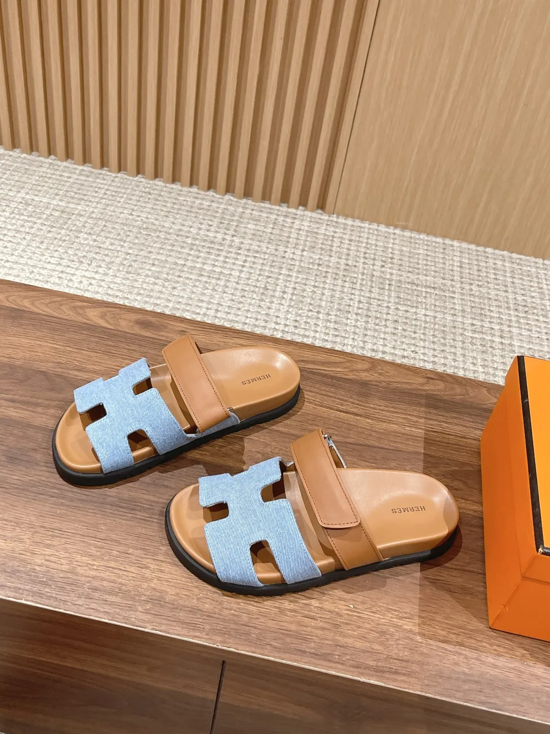 💕💕Factory direct selling price p480💕💕 𝐇𝐞𝐫𝐦𝐞𝐬 Hermès second uncle slippers, must be crazy to call🙆 The classic + 2025 new color matching is also so beautiful. The contrasting splicing of different colors and materials can easily create a fashionable look Size: 35-45